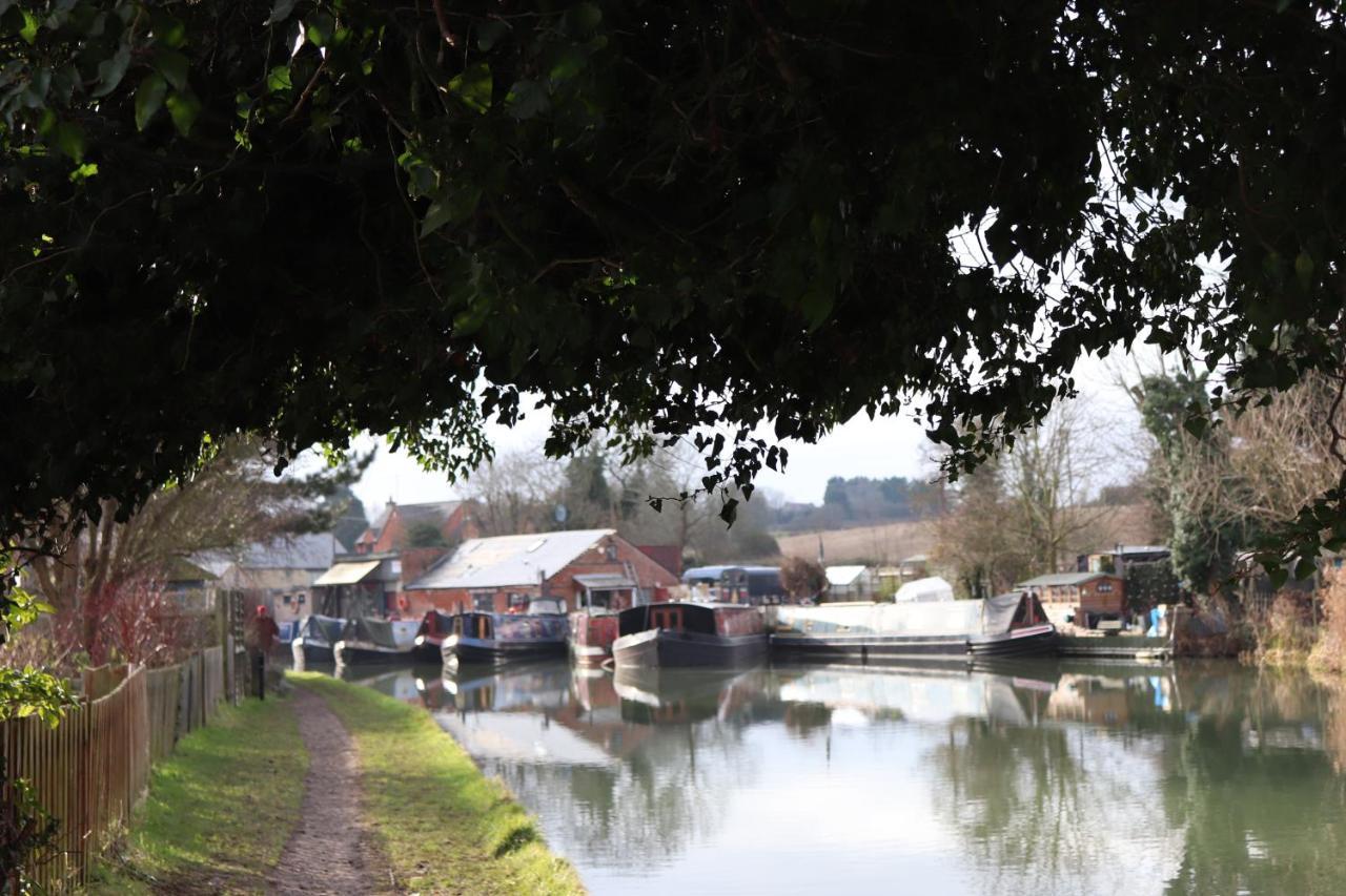 Canal View Cottage With Log Fire & Parking Blisworth Exterior foto