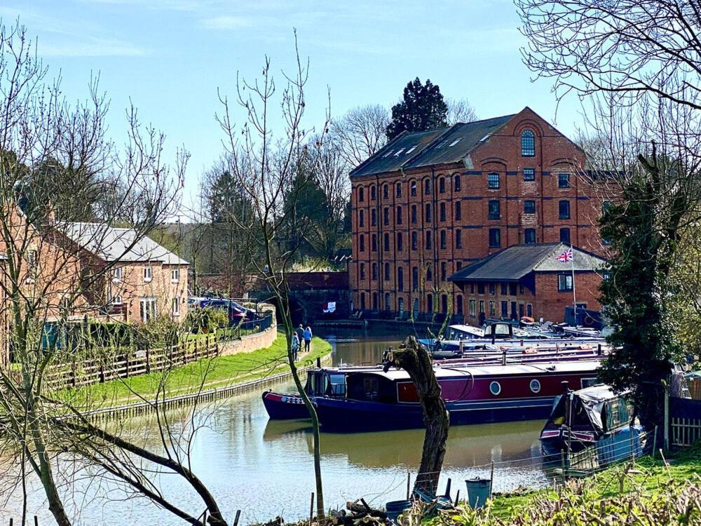 Canal View Cottage With Log Fire & Parking Blisworth Exterior foto